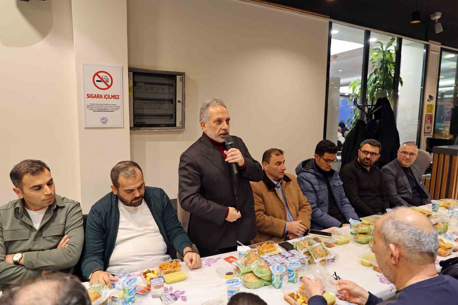 Başkan Yalçın gönül sofrasında vatandaşlarla iftar açtı
Başkan Yalçın gönül sofrasında vatandaşlarla iftar açtı