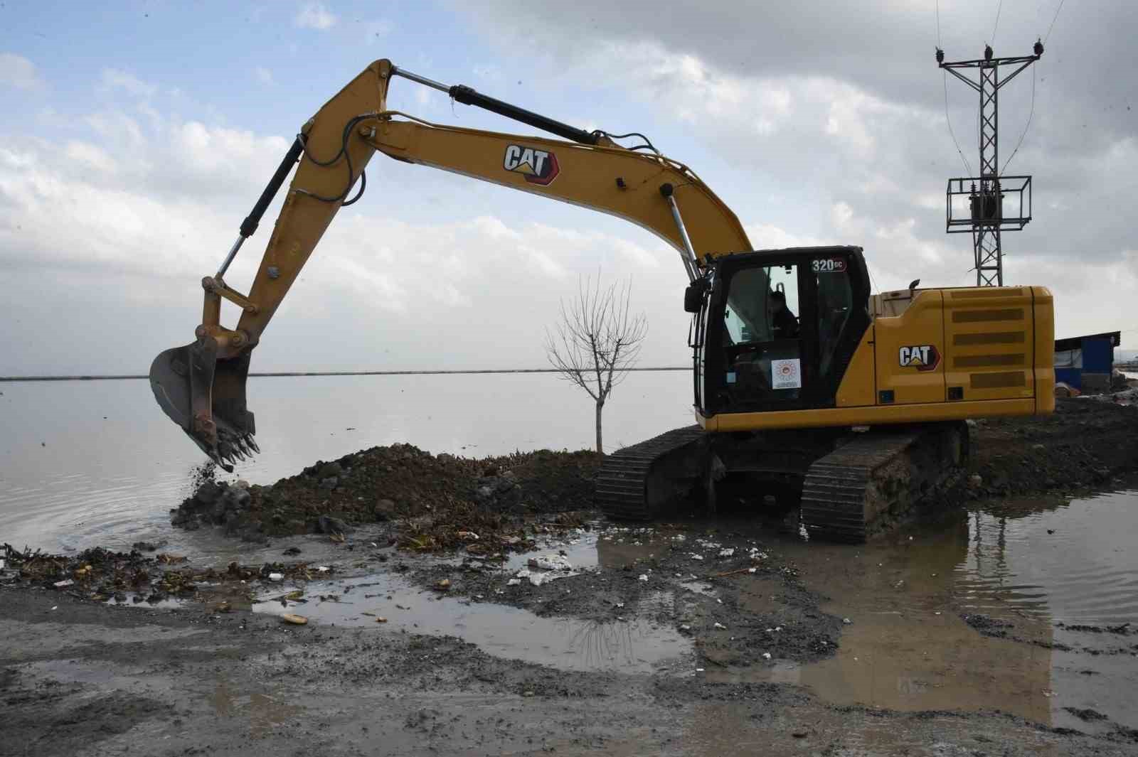 Başkan Yapar, aşırı yağışla birlikte sular altında kalan Aşağıoba Mahallesi’nde incelemelerde bulundu
