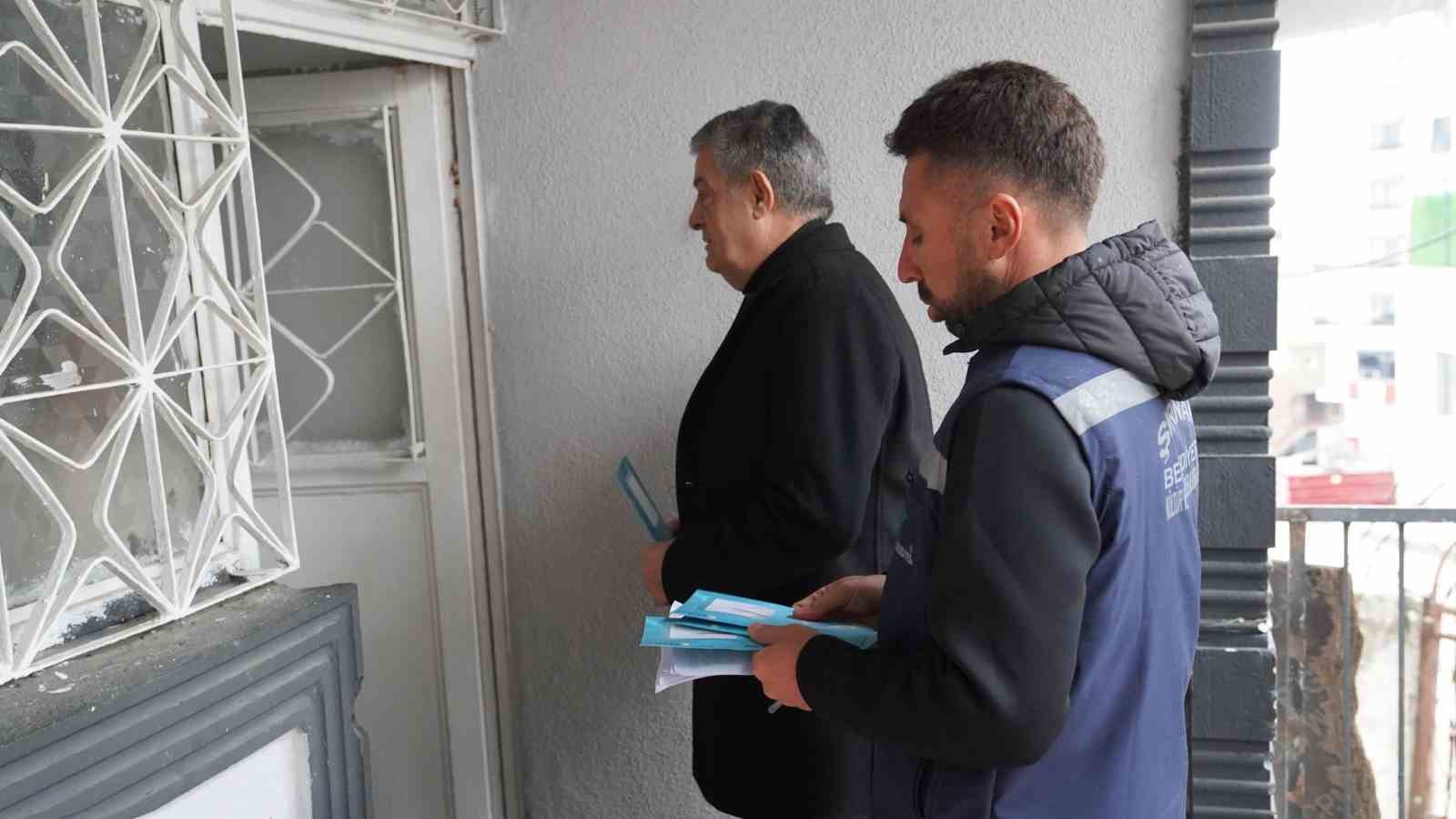 Başkan Yarka kapı kapı dolaştı, sosyal kartları bizzat teslim etti
