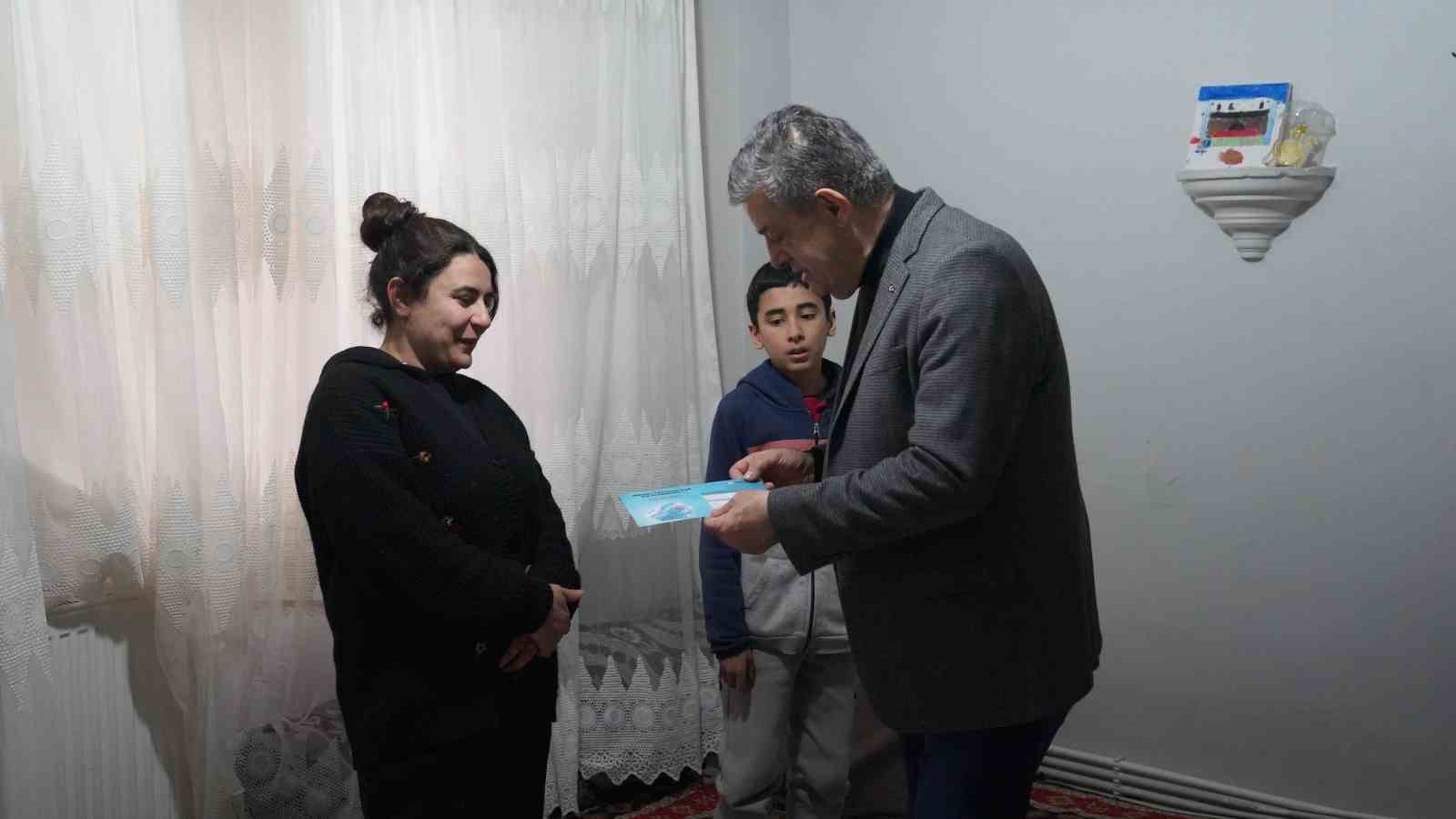 Başkan Yarka kapı kapı dolaştı, sosyal kartları bizzat teslim etti
