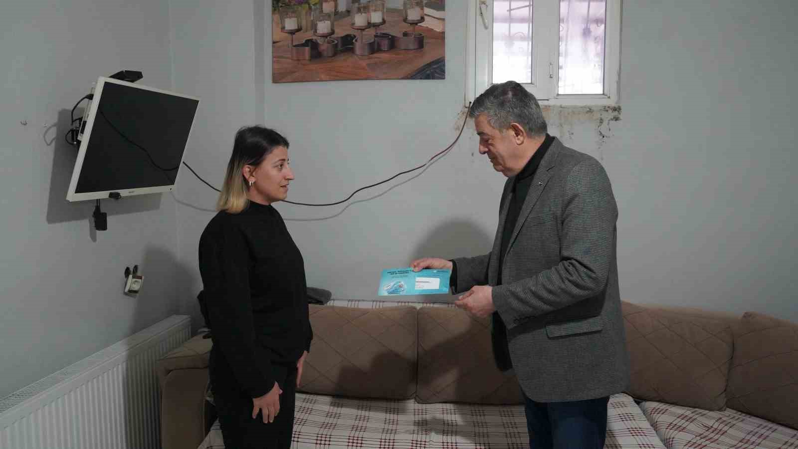 Başkan Yarka kapı kapı dolaştı, sosyal kartları bizzat teslim etti
