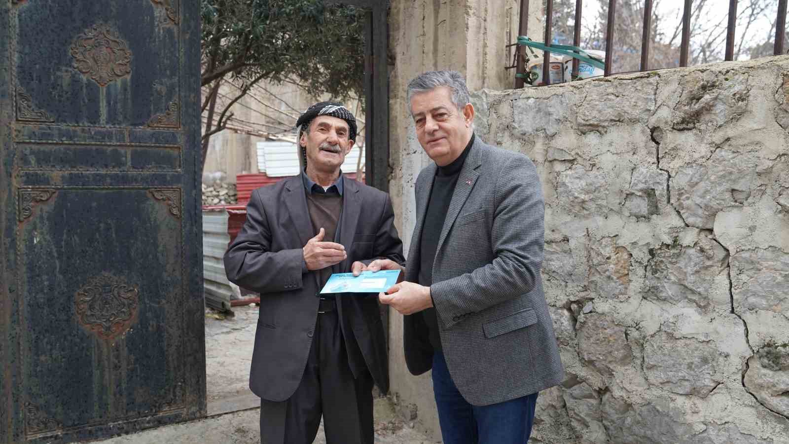 Başkan Yarka kapı kapı dolaştı, sosyal kartları bizzat teslim etti
