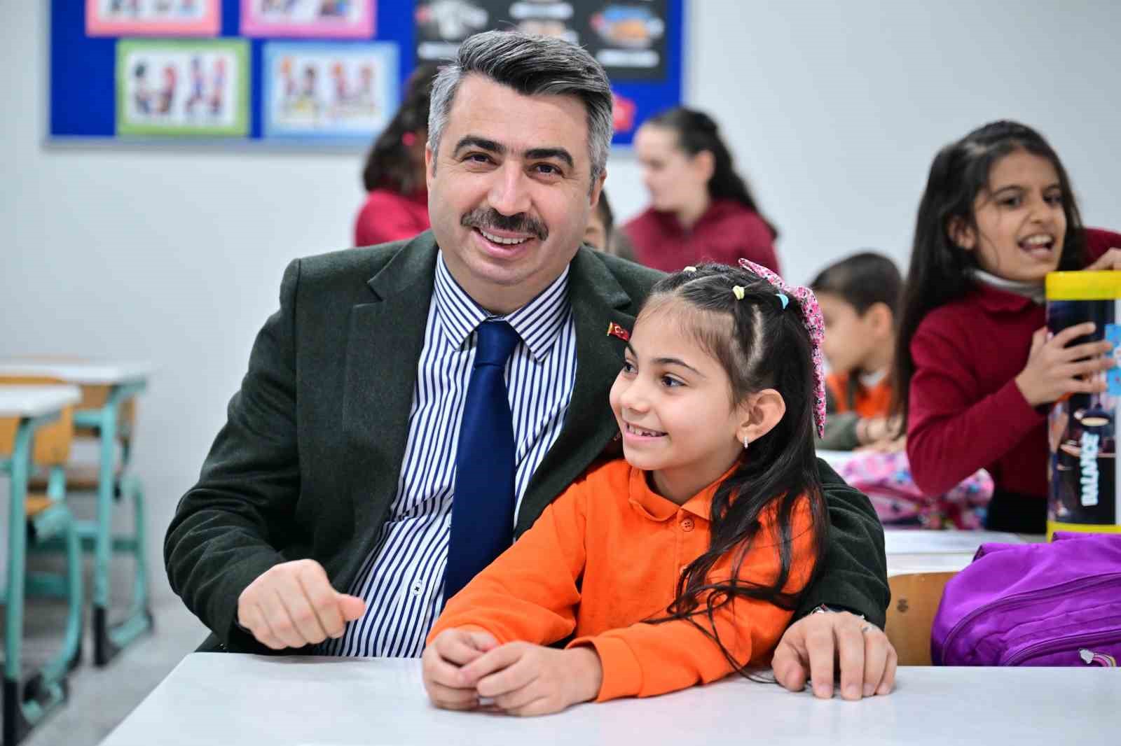 Başkan Yılmaz, öğrencilerin karne heyecanına ortak oldu
