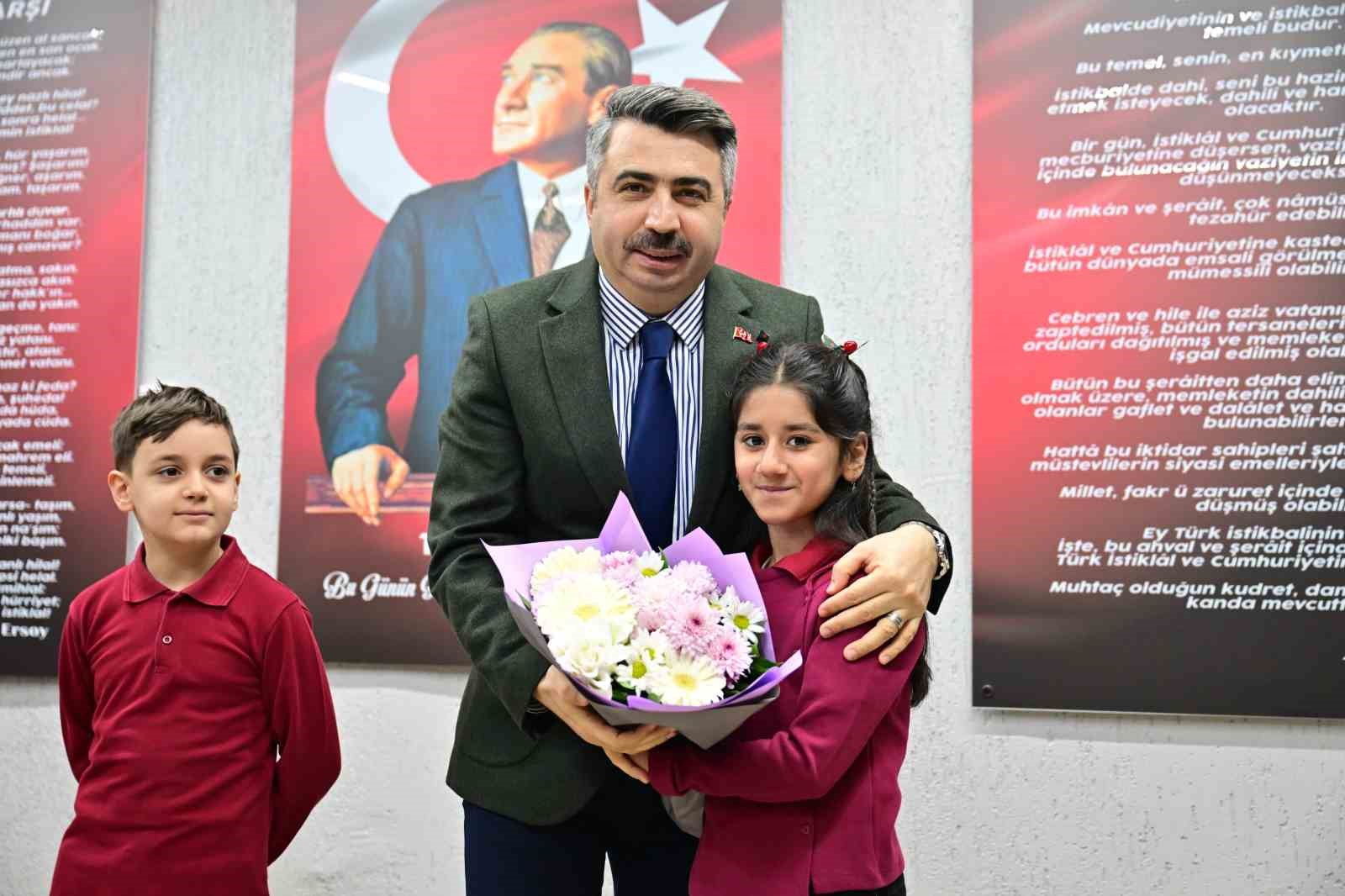 Başkan Yılmaz, öğrencilerin karne heyecanına ortak oldu
