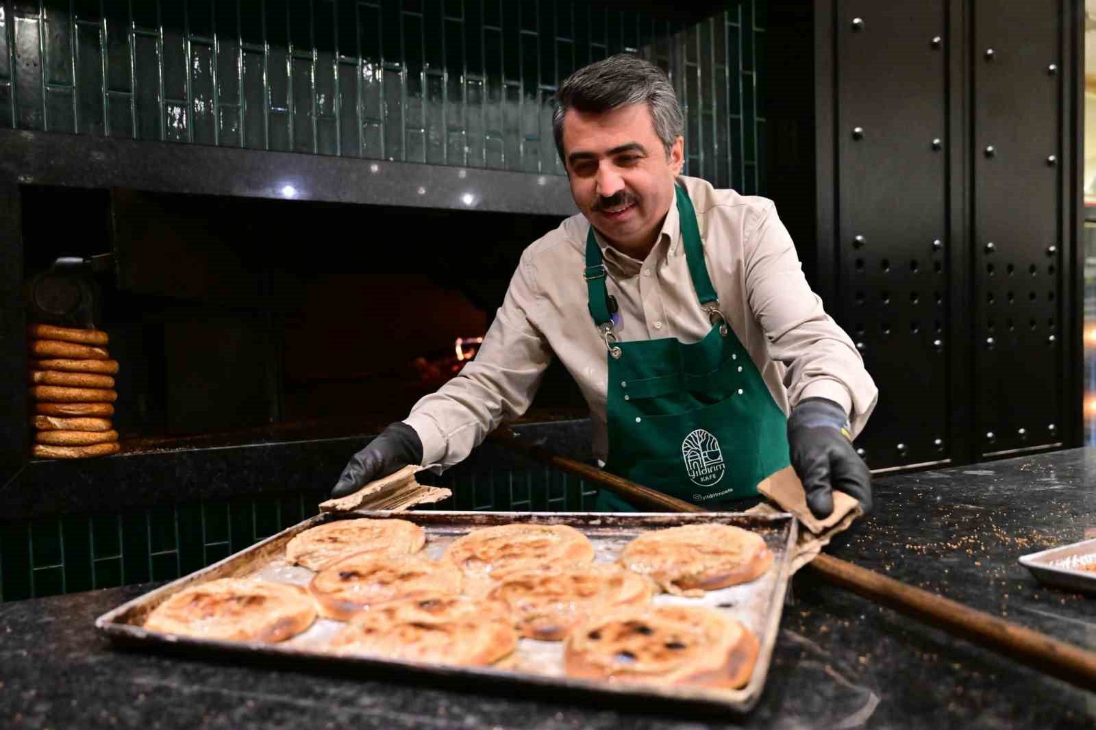 Başkan Yılmaz önce pişirdi sonra ikram etti
