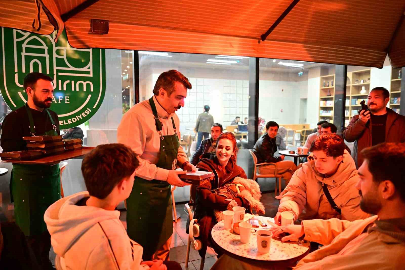 Başkan Yılmaz önce pişirdi sonra ikram etti
