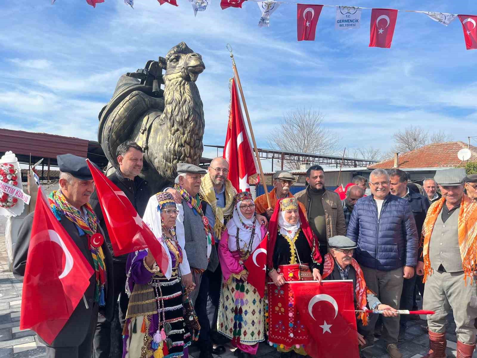 Başkan Zencirci’den devesiyle ünlü Turanlar’a deve heykeli
