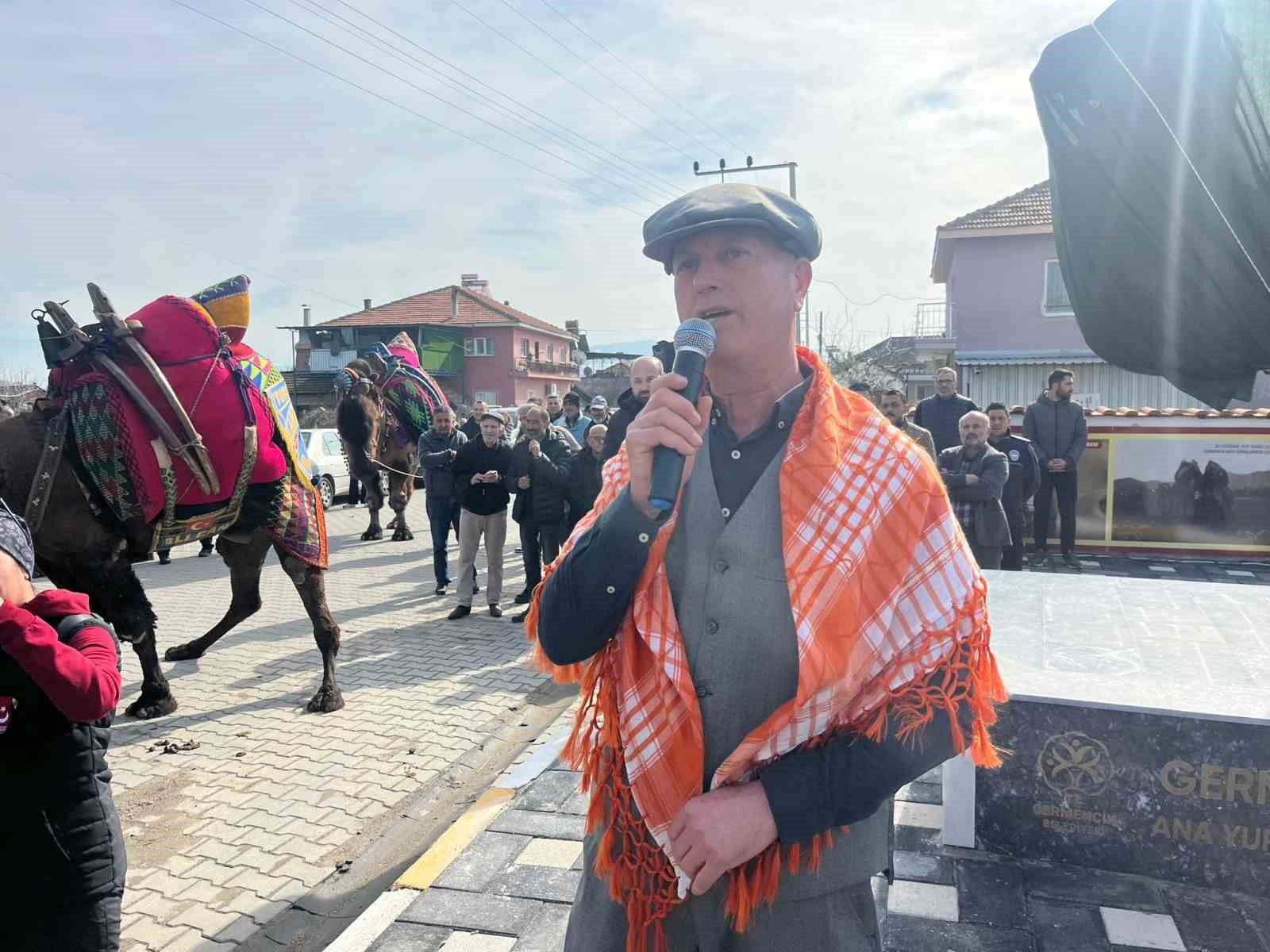 Başkan Zencirci’den devesiyle ünlü Turanlar’a deve heykeli
