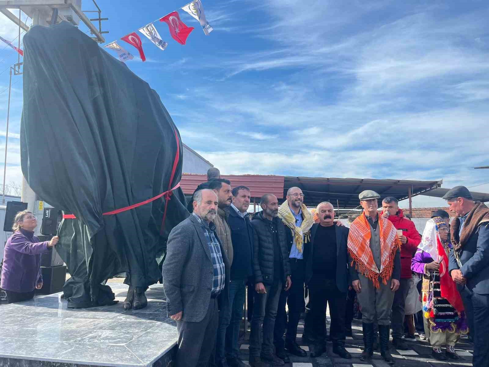 Başkan Zencirci’den devesiyle ünlü Turanlar’a deve heykeli
