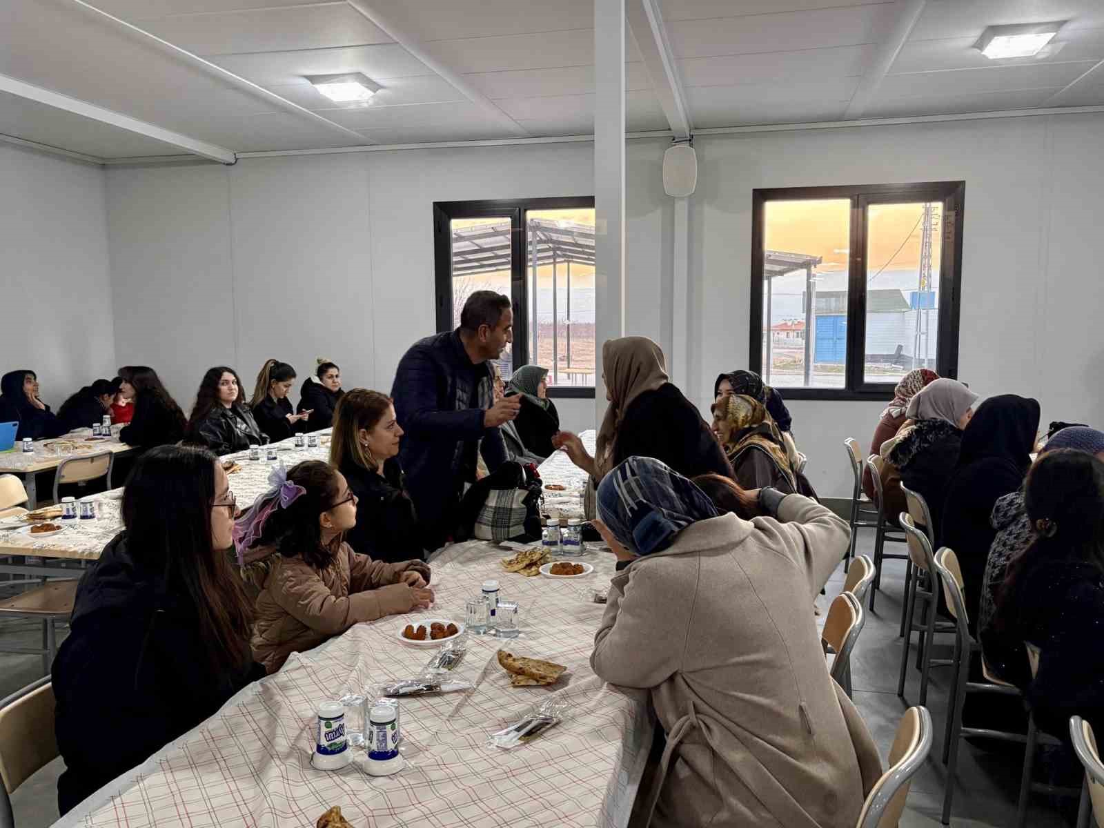 Başkanı Ulutaş, iftarda vatandaşlarla bir araya geldi
