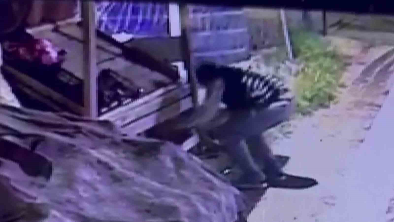 Başkasına ait beğendiği ayakkabıyı çalarken kameralara yakalanan suç makinesi tutuklandı
