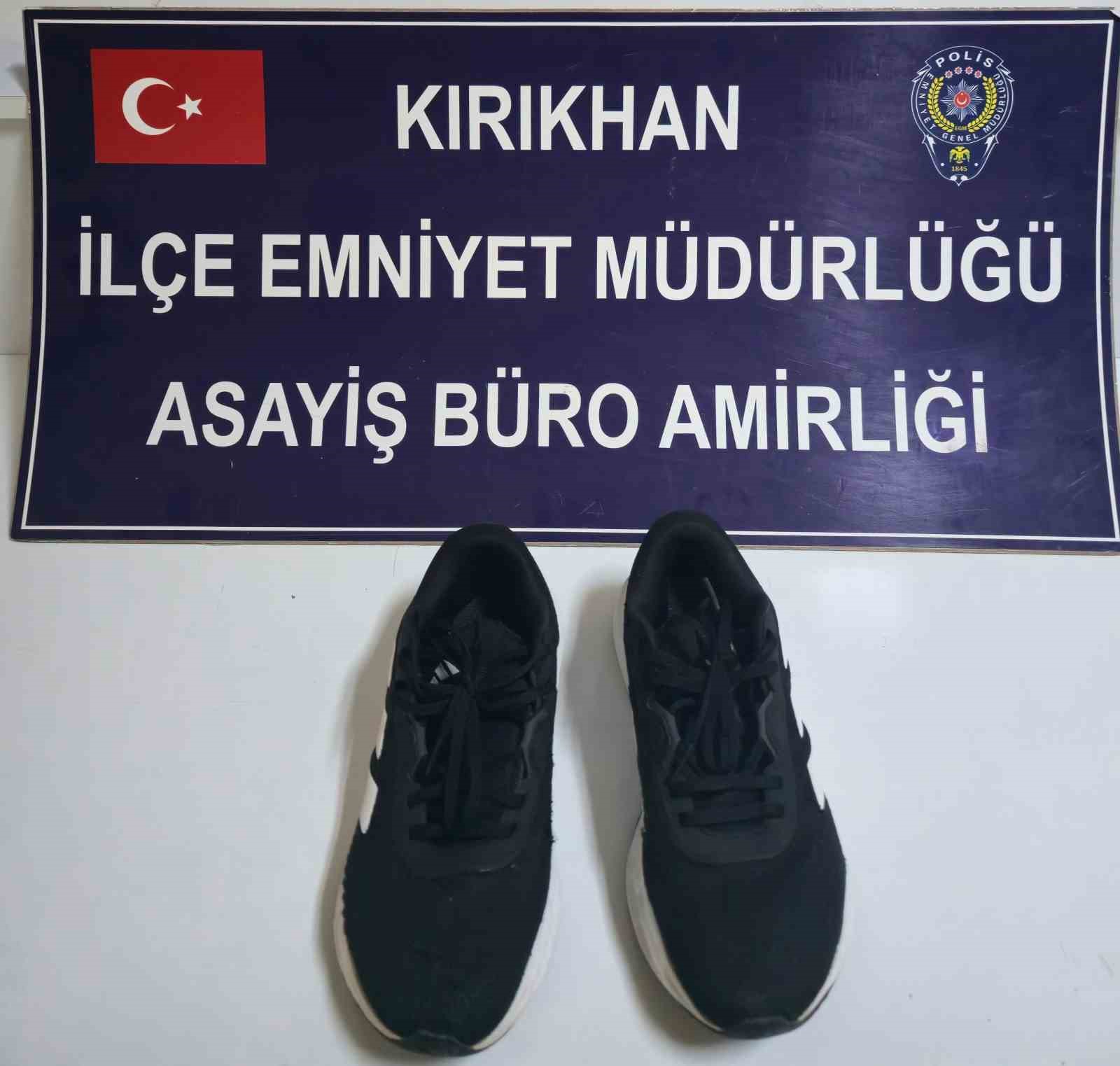 Başkasına ait beğendiği ayakkabıyı çalarken kameralara yakalanan suç makinesi tutuklandı
