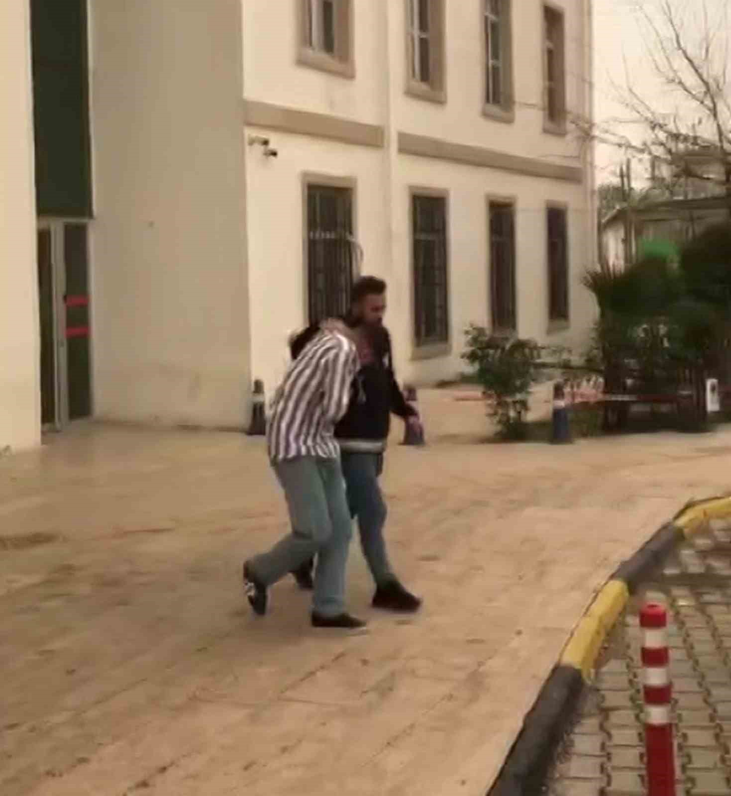 Başkasına ait beğendiği ayakkabıyı çalarken kameralara yakalanan suç makinesi tutuklandı
