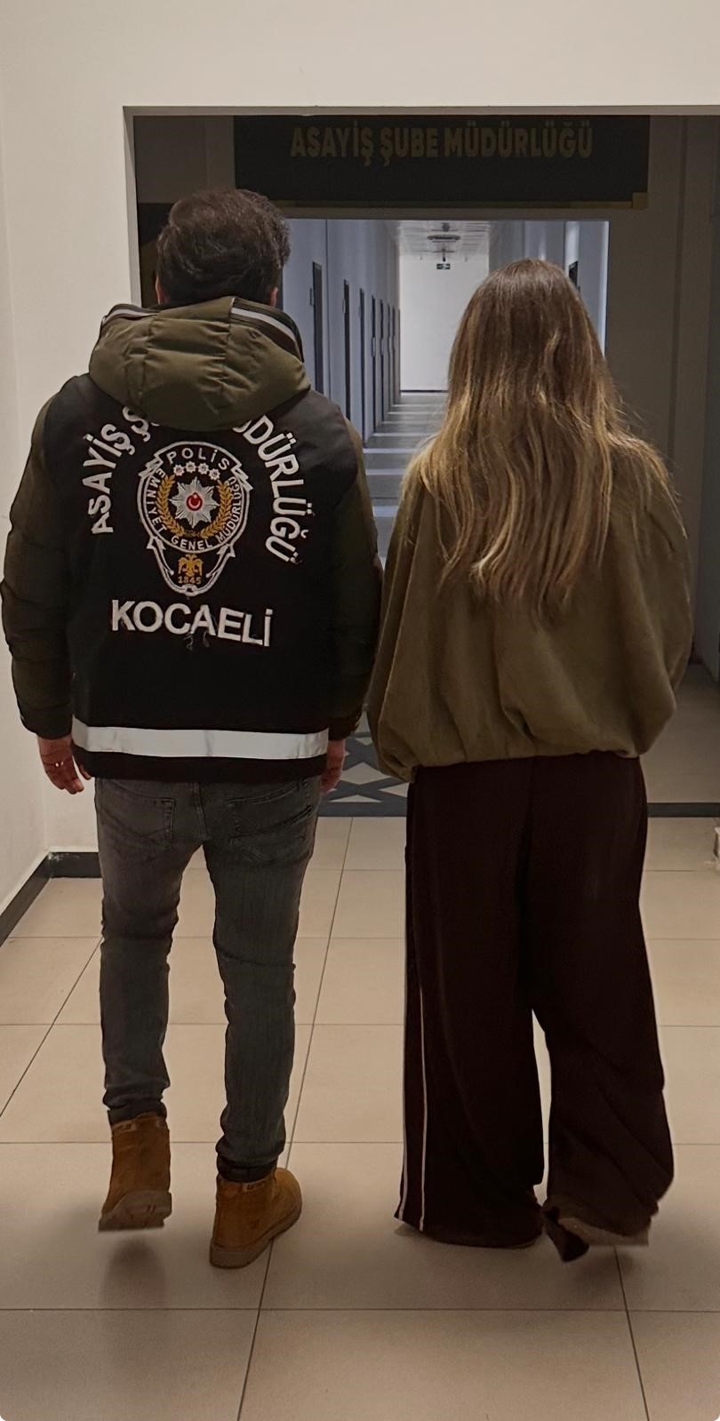 Başkasına ait kredi kartını 35 kez kullandı, Kocaeli’de sahte kimlikle yakalandı
