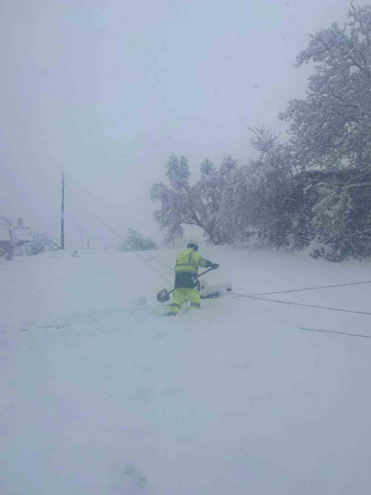 Başkent EDAŞ zorlu kış şartlarında 7/24 sahada mücadele ediyor
