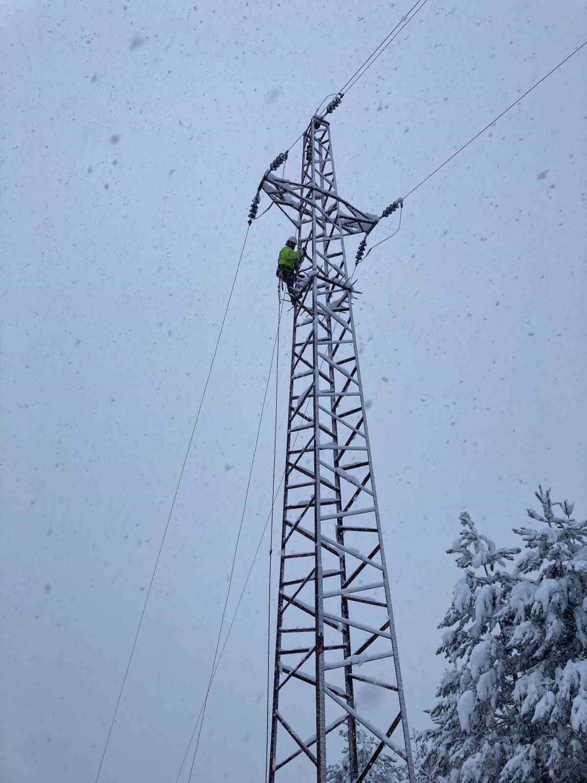 Başkent EDAŞ zorlu kış şartlarında 7/24 sahada mücadele ediyor
