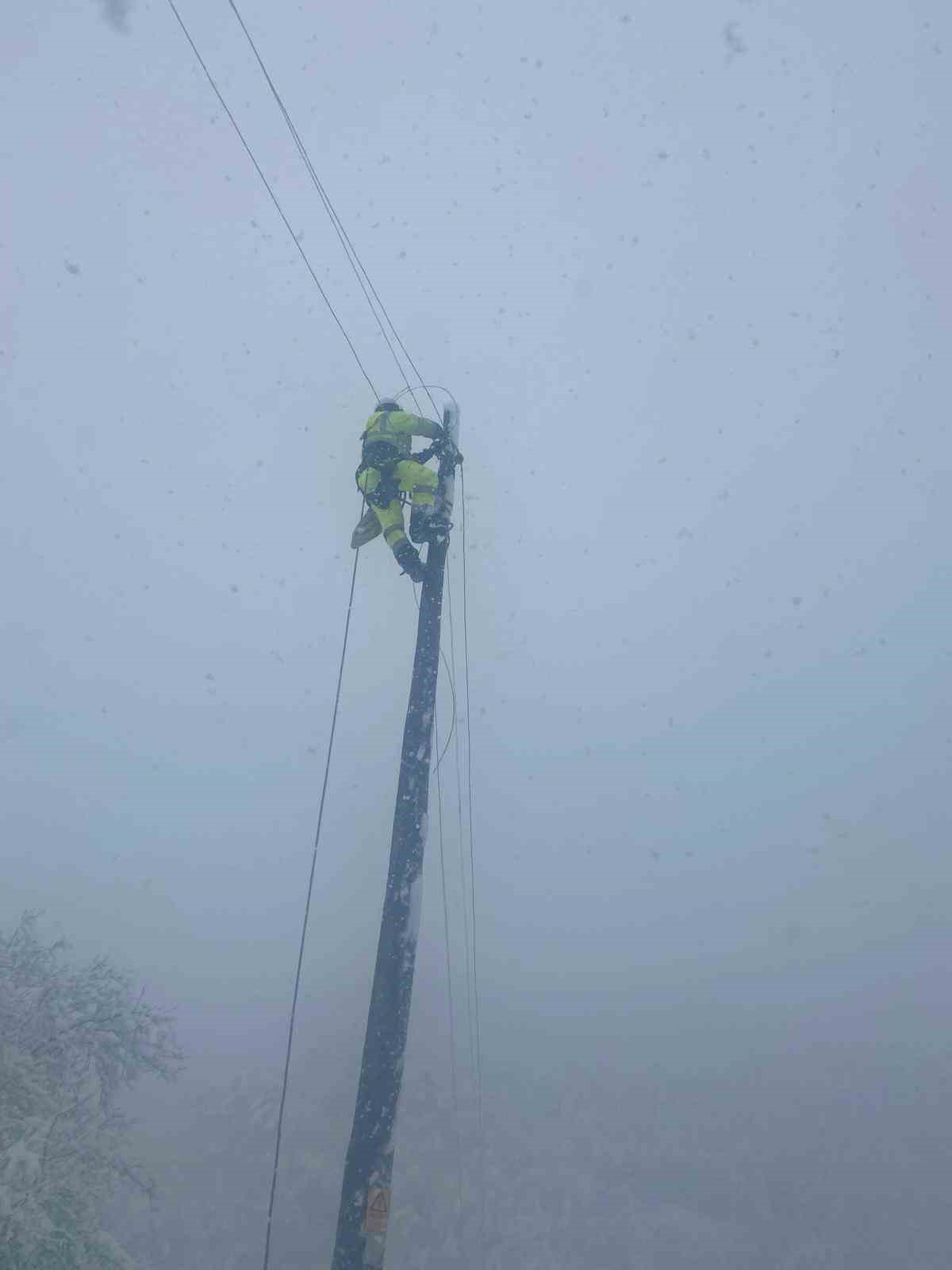 Başkent EDAŞ zorlu kış şartlarında 7/24 sahada mücadele ediyor
