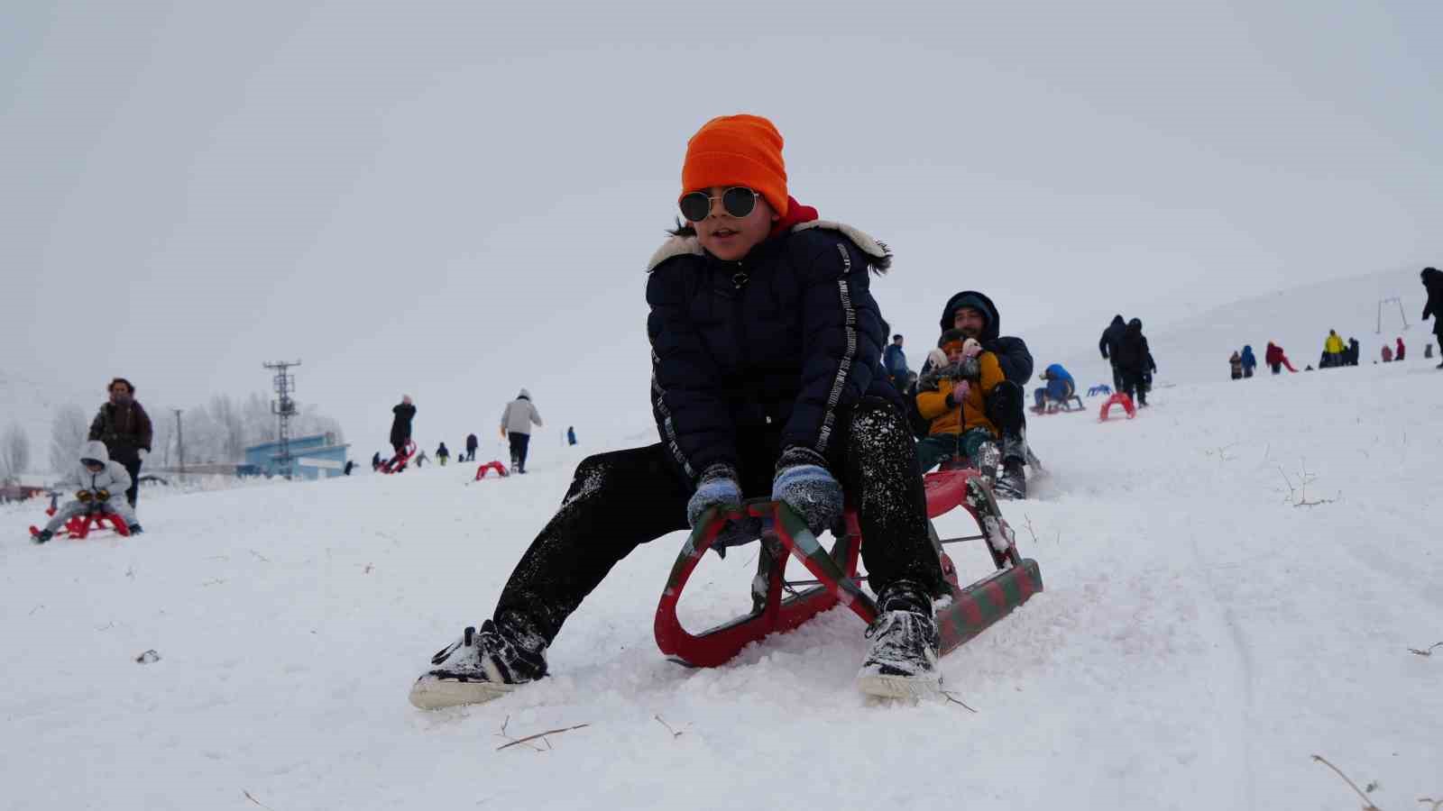 Başkentliler yılın ilk gününde Elmadağ kayak merkezine akın etti
