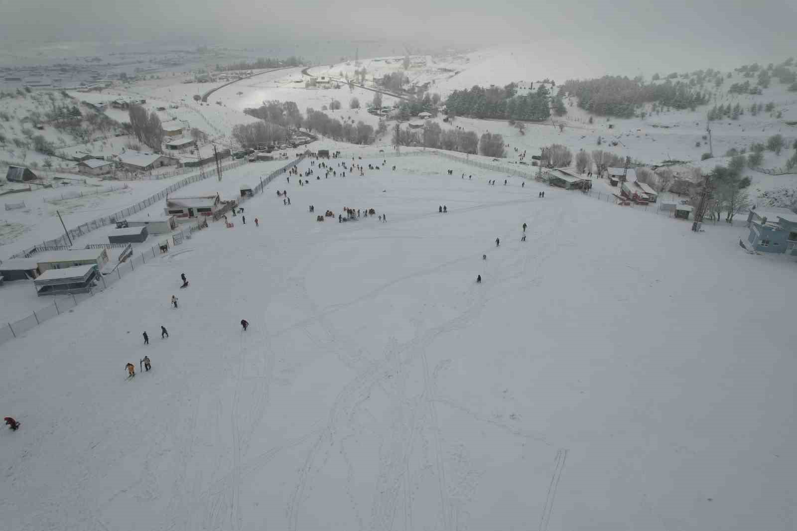 Başkentliler yılın ilk gününde Elmadağ kayak merkezine akın etti
