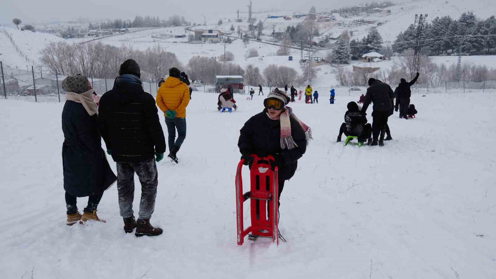 Başkentliler yılın ilk gününde Elmadağ kayak merkezine akın etti
