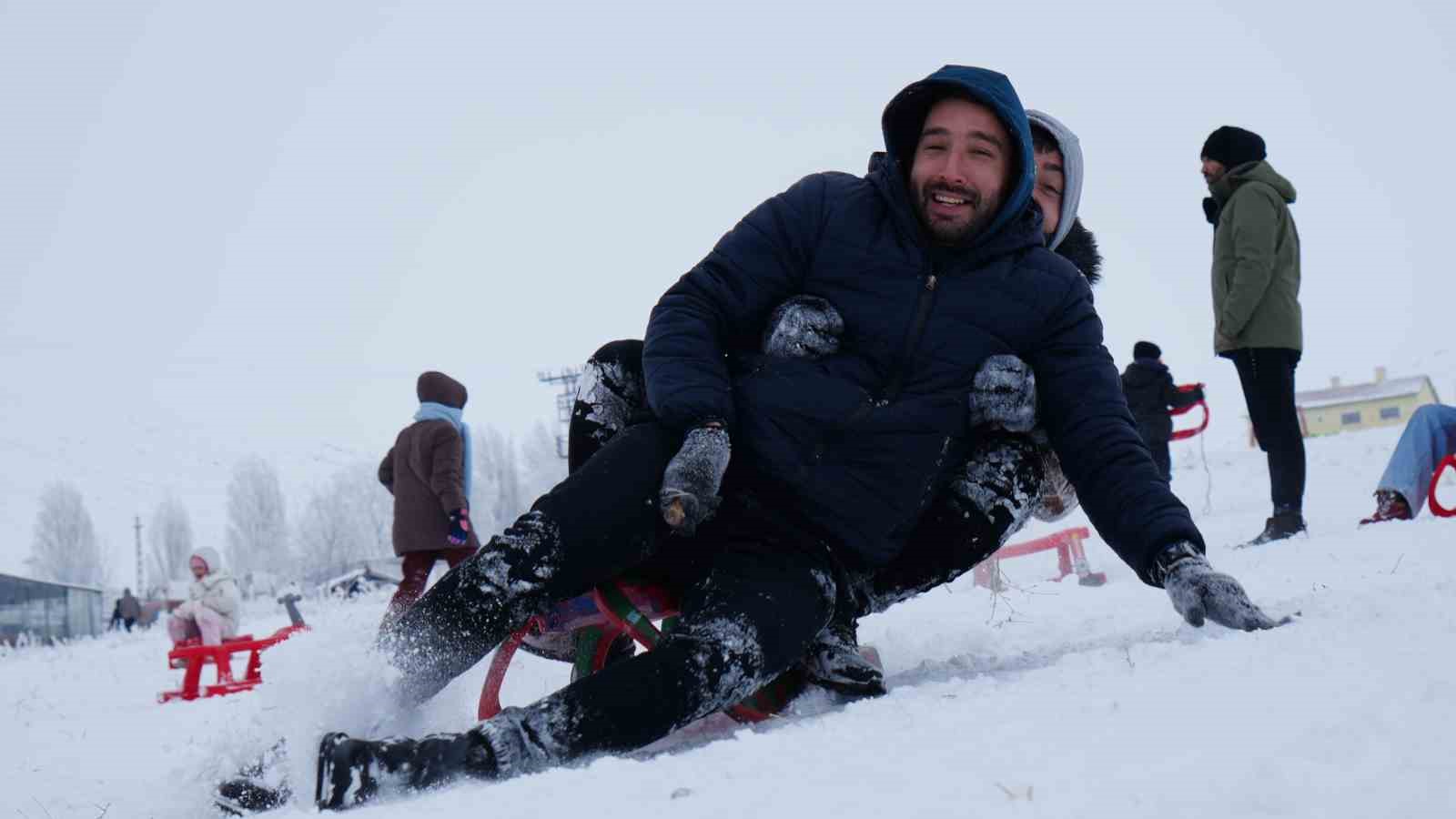 Başkentliler yılın ilk gününde Elmadağ kayak merkezine akın etti
