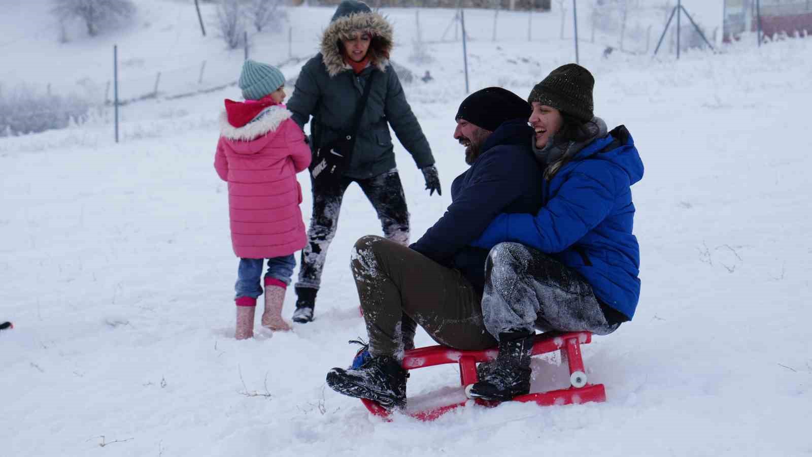 Başkentliler yılın ilk gününde Elmadağ kayak merkezine akın etti
