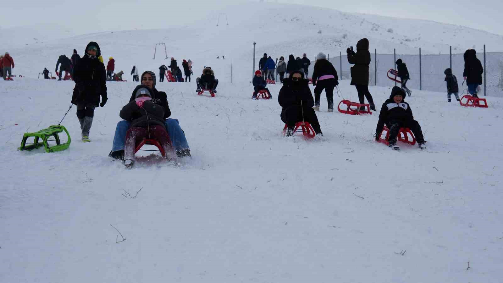 Başkentliler yılın ilk gününde Elmadağ kayak merkezine akın etti

