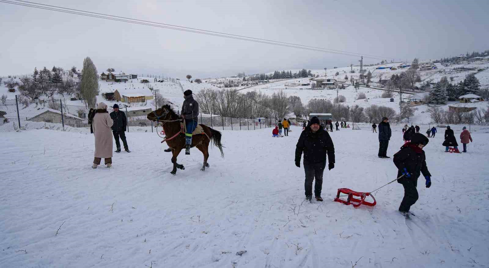 Başkentliler yılın ilk gününde Elmadağ kayak merkezine akın etti
