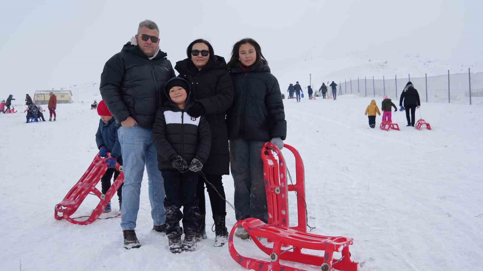 Başkentliler yılın ilk gününde Elmadağ kayak merkezine akın etti
