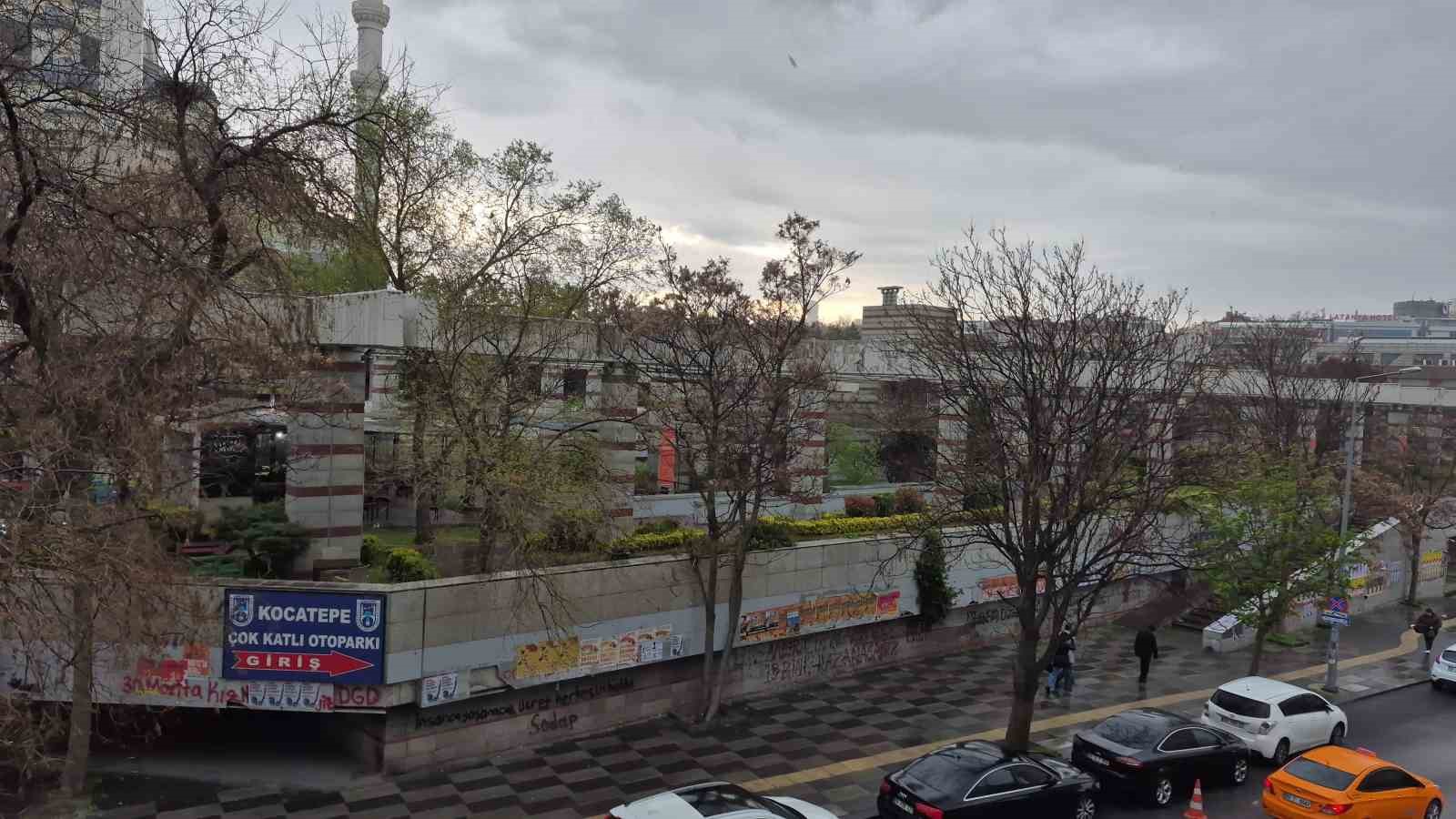 Başkent’te aniden başlayan fırtına vatandaşlara zor anlar yaşattı
