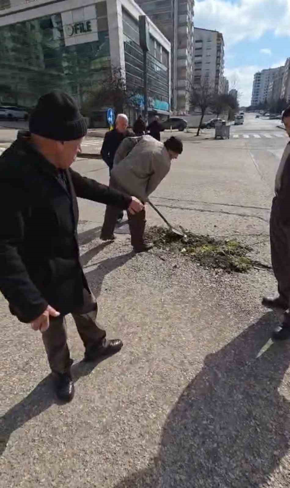 Başkentte belediyeden umudu kesen vatandaşlar köstebek yuvasına dönen yolları  kendileri onardı
