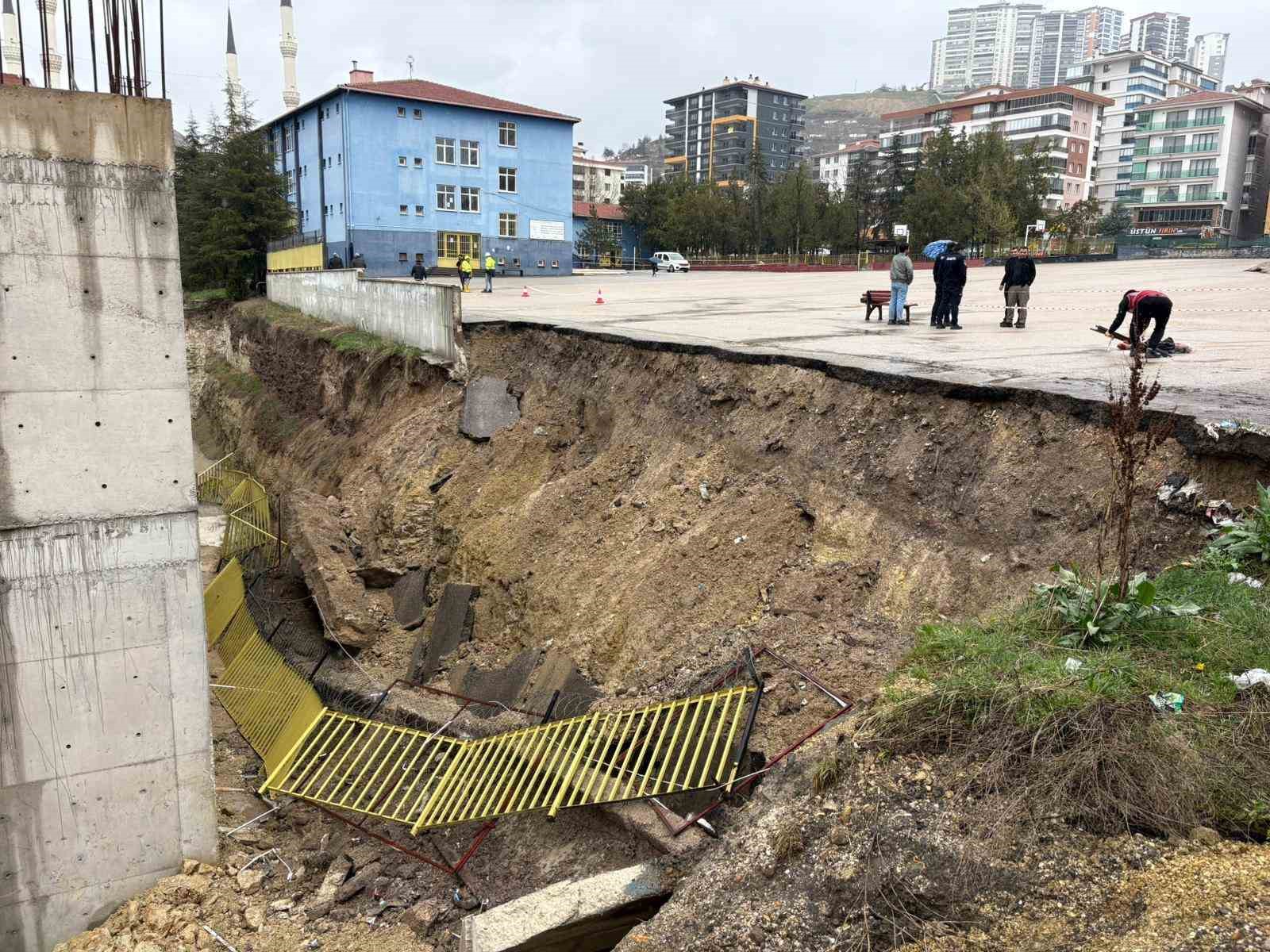 Başkentte sağanak etkili oldu: Dereler taştı, okulun istinat duvarı çöktü
