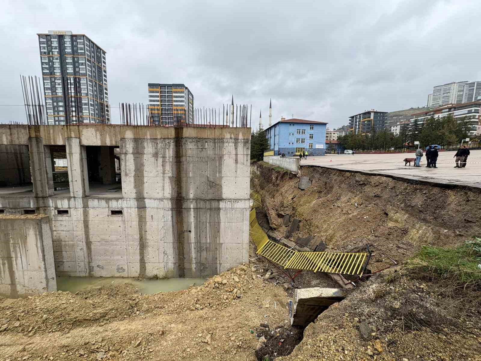 Başkentte sağanak etkili oldu: Dereler taştı, okulun istinat duvarı çöktü

