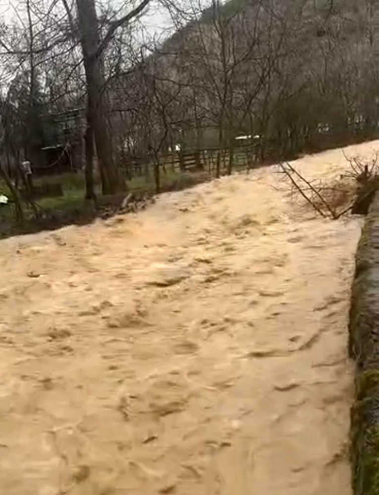 Başkentte sağanak etkili oldu: Dereler taştı, okulun istinat duvarı çöktü
