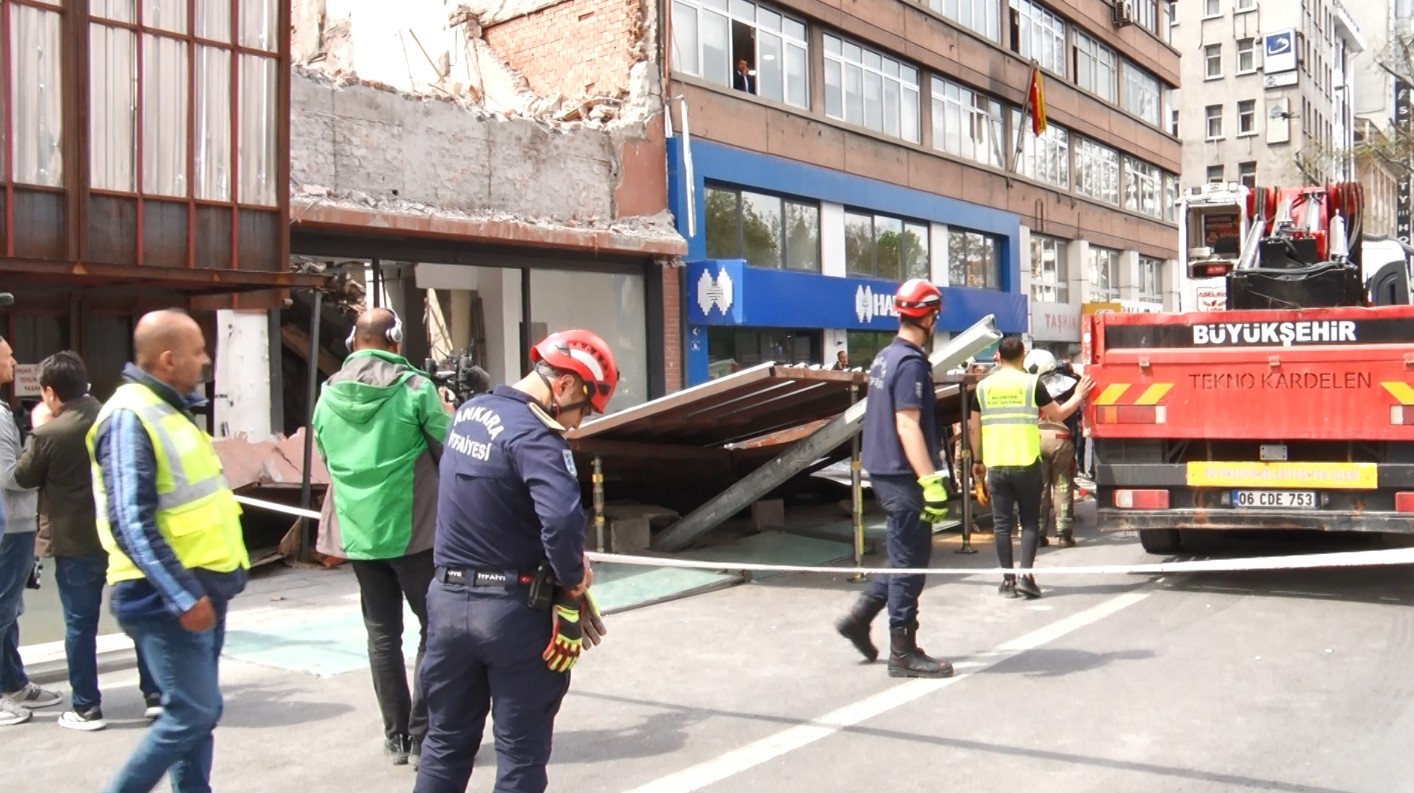 Başkent’te yıkım sırasında platform yola çöktü: 3 yaralı
