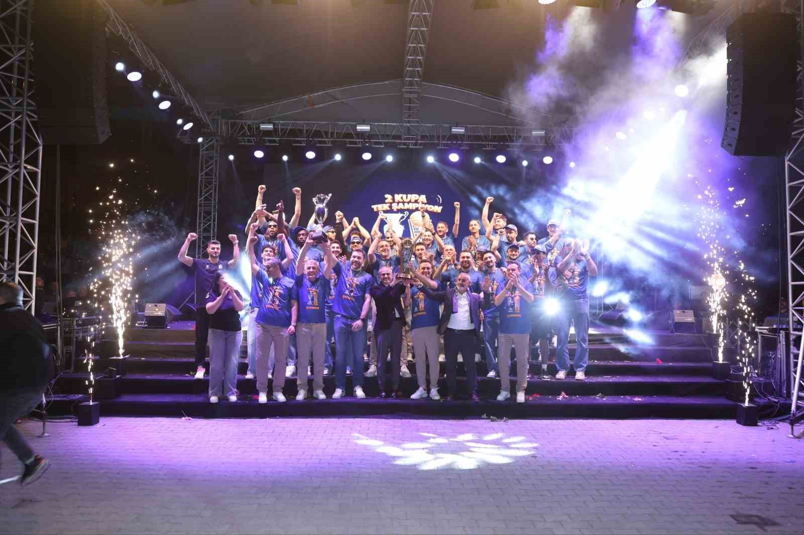 Basketbol Süper Ligi’ne yükselen Çayırova Belediyesi’nde şampiyonluk coşkusu
