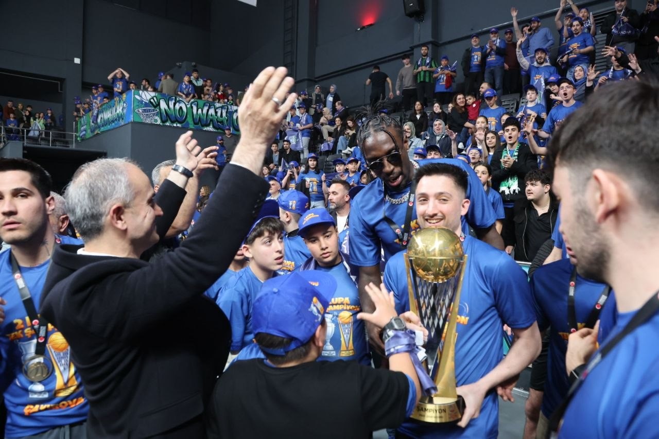 Basketbol Süper Ligi’ne yükselen Çayırova Belediyesi’nde şampiyonluk coşkusu
