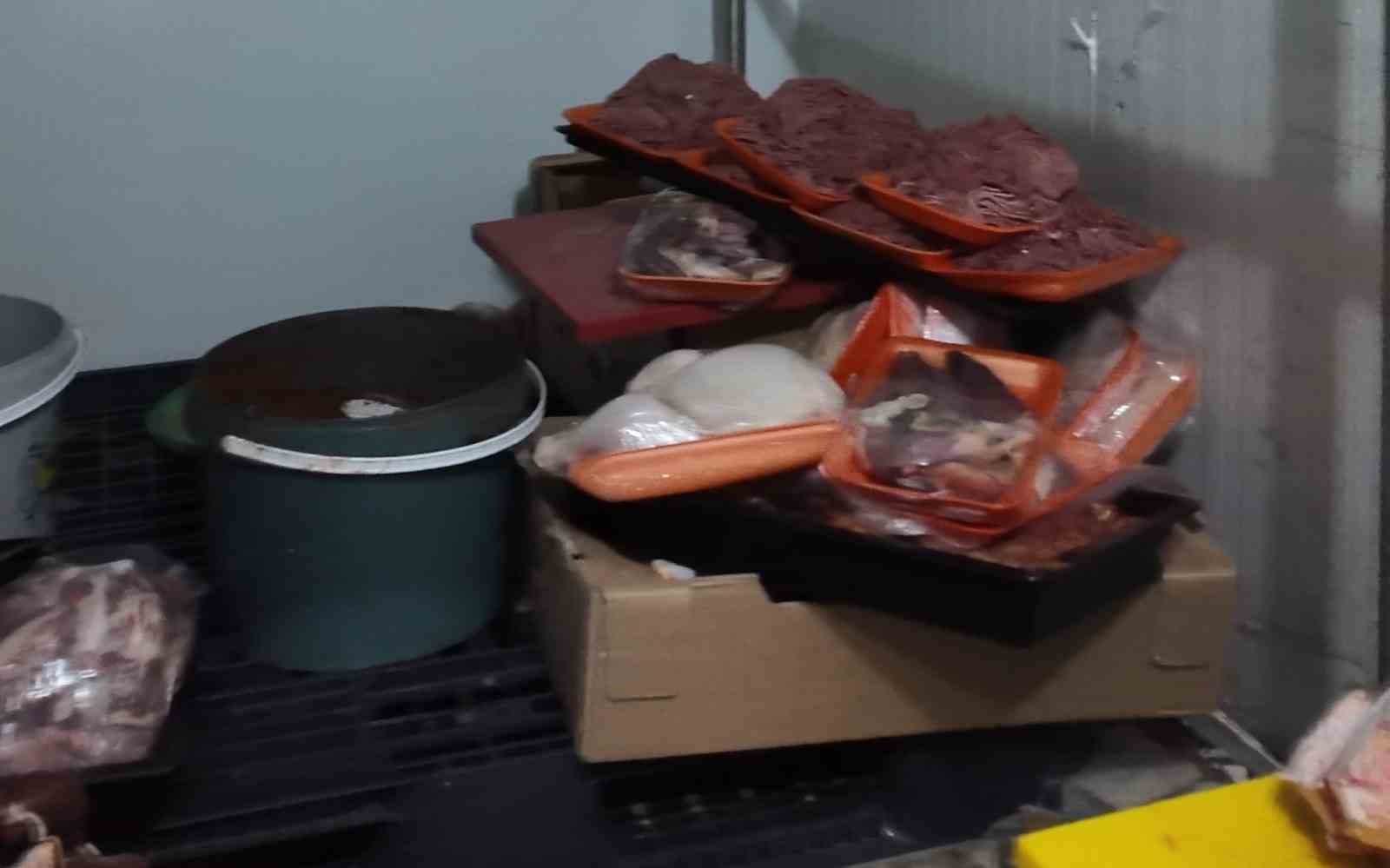 Baskın yapılan kasaptan mide bulandıran küflü ve bozuk etler çıktı
