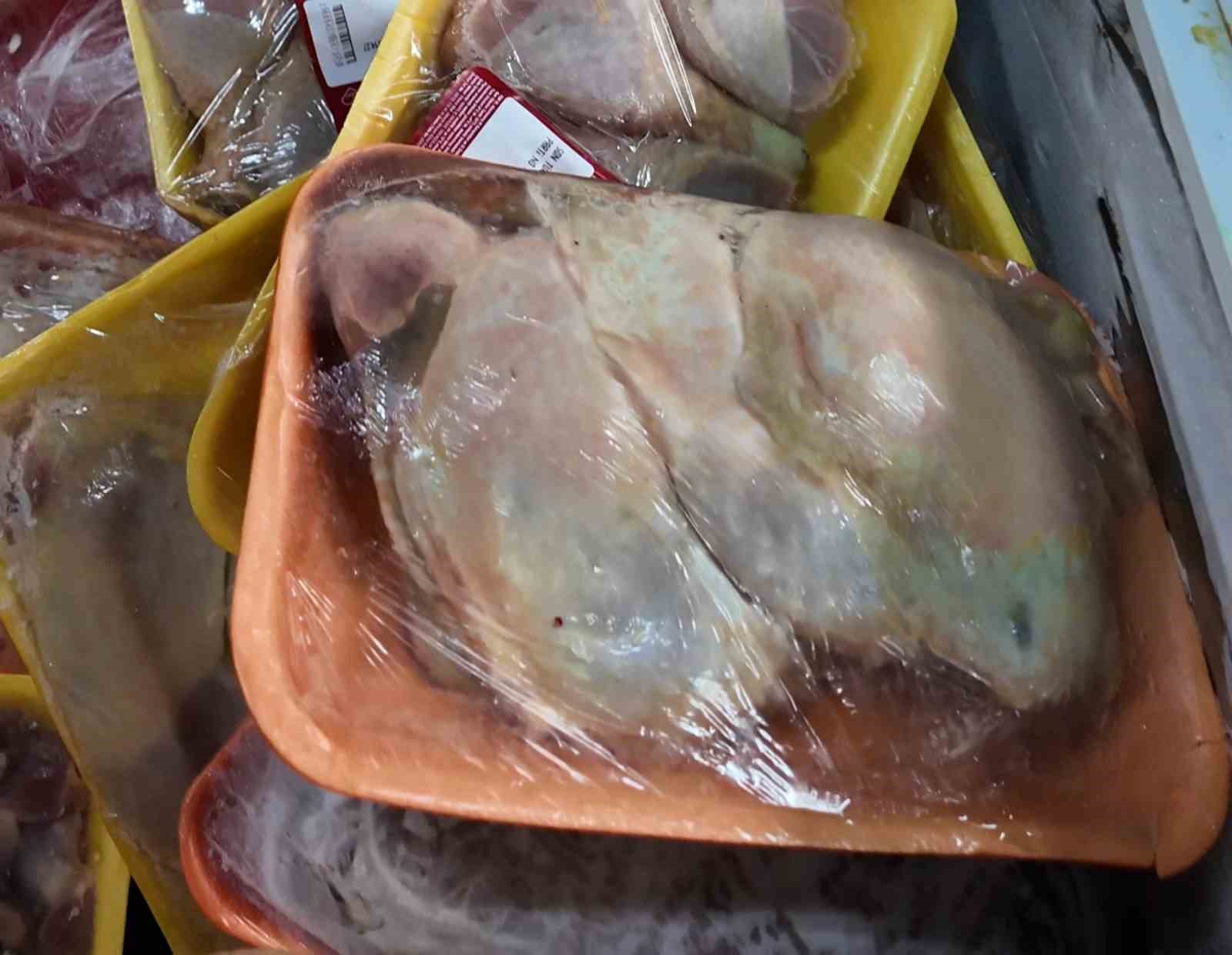 Baskın yapılan kasaptan mide bulandıran küflü ve bozuk etler çıktı
