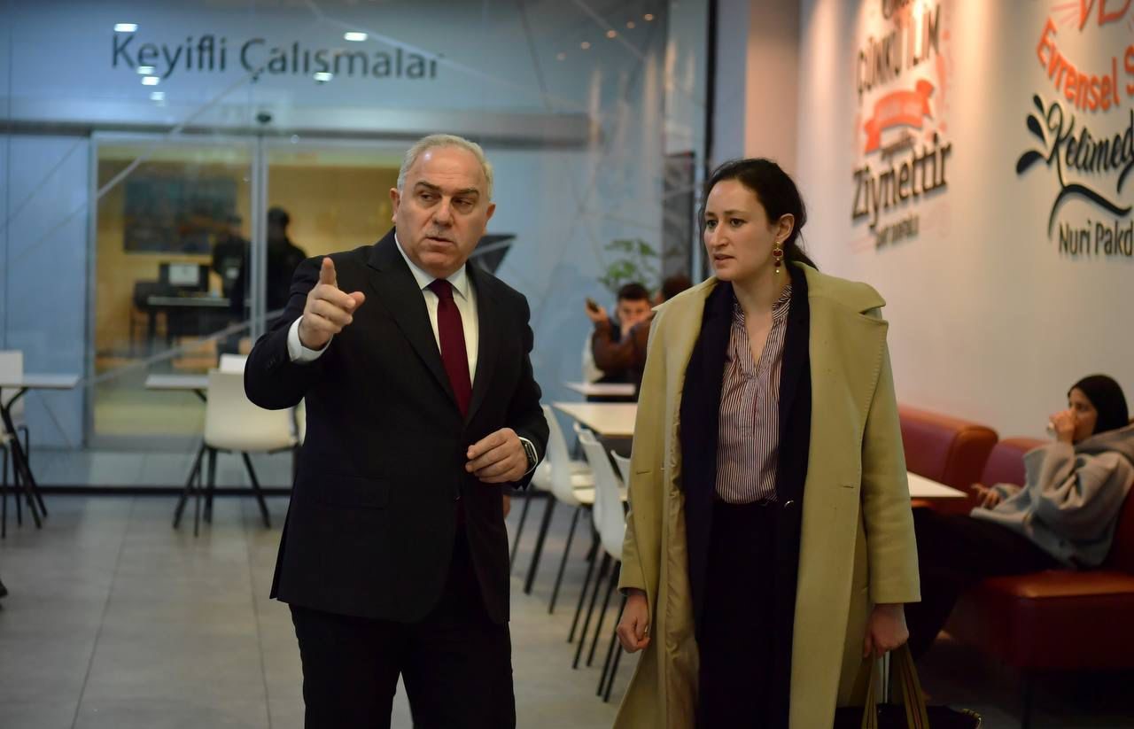 Başkonsoloslardan Fatih kütüphanelerine tam not
Başkonsoloslardan Fatih kütüphanelerine tam not