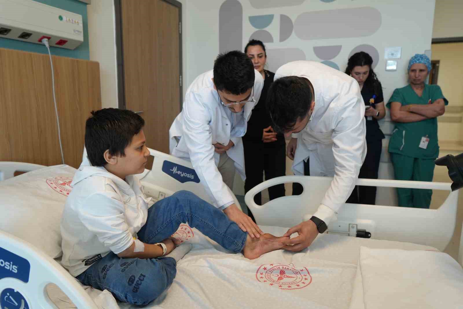 Başparmağında ileri derece hareket kısıtlılığı olan çocuk, operasyonla sağlığına kavuştu
