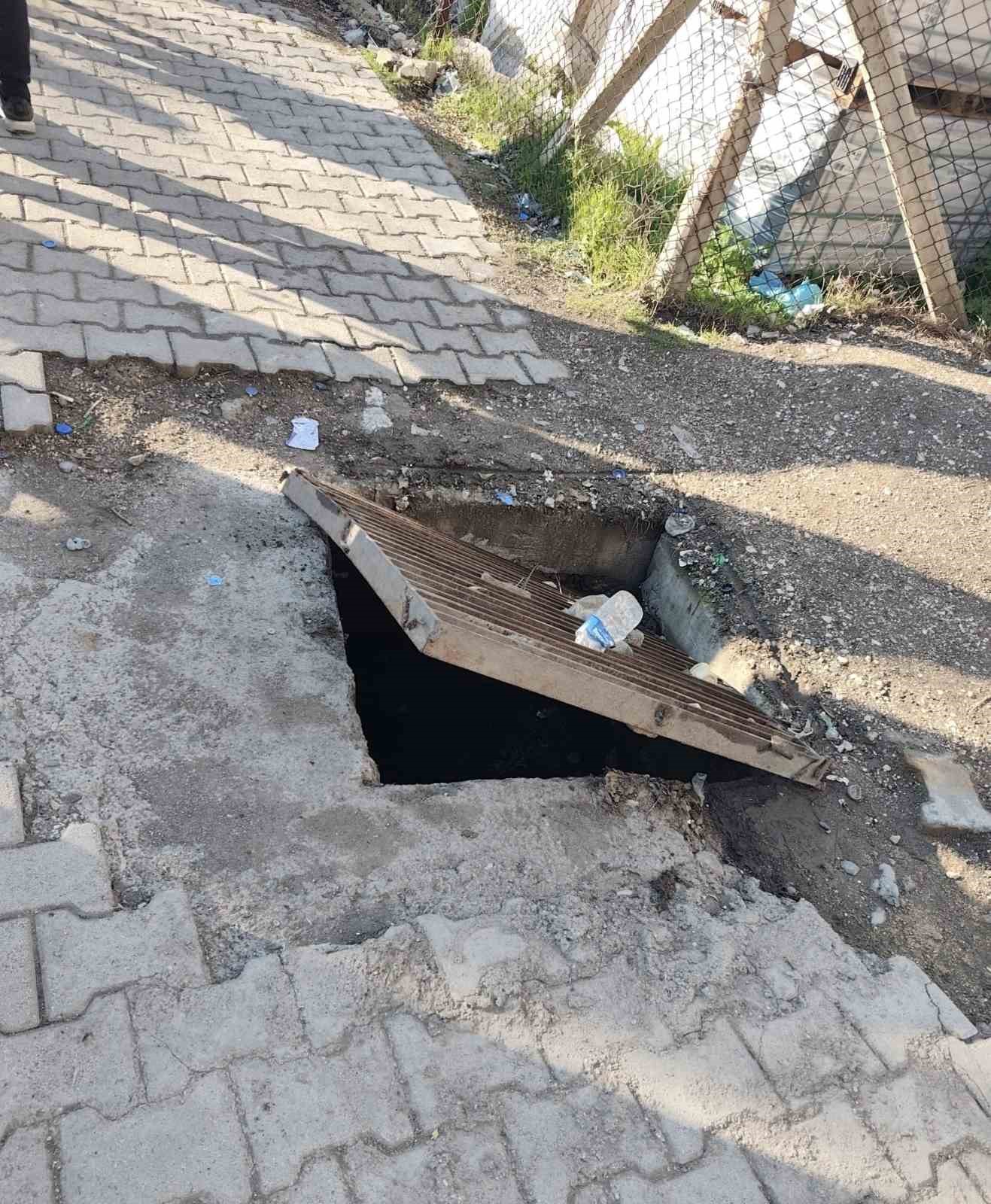 Bastığı gider mazgalı kayan kız öğrenci, 1 buçuk metrelik çukura düştü
