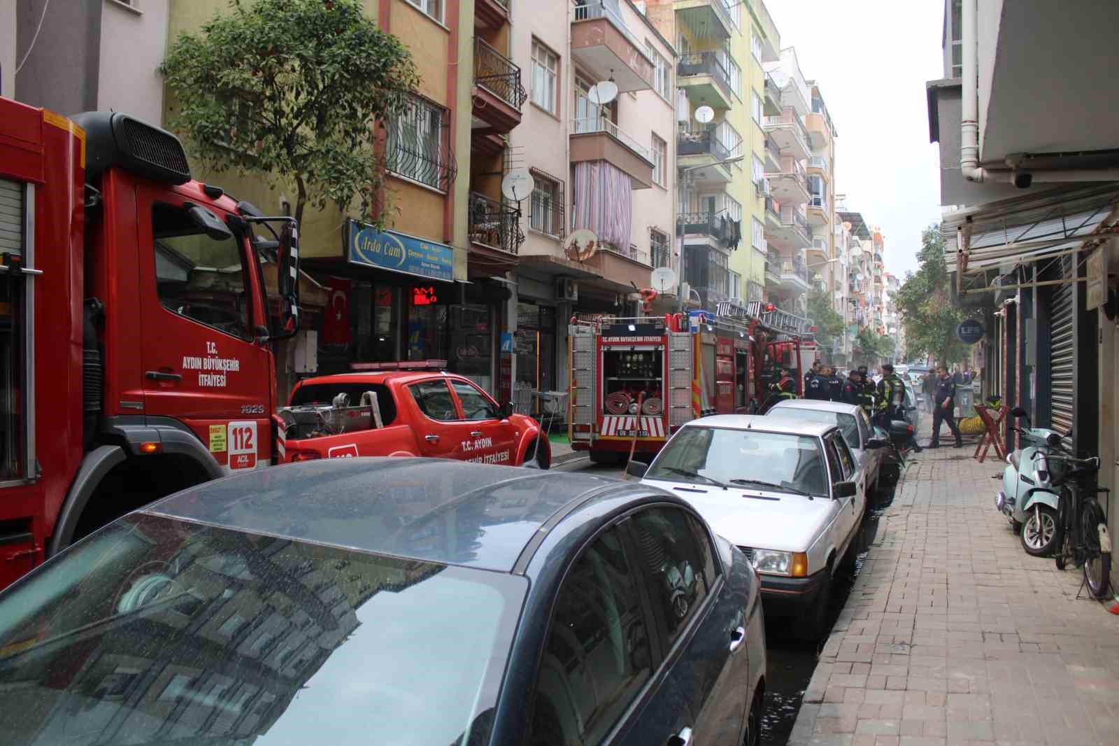 Batarya dükkanında yangın çıktı, bina tahliye edildi
