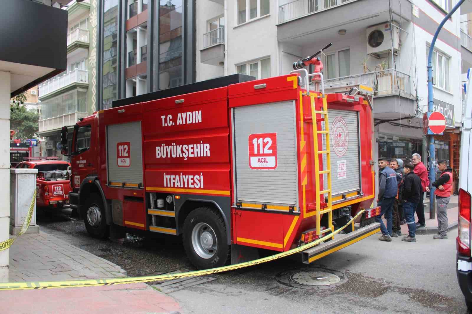 Batarya dükkanında yangın çıktı, bina tahliye edildi
