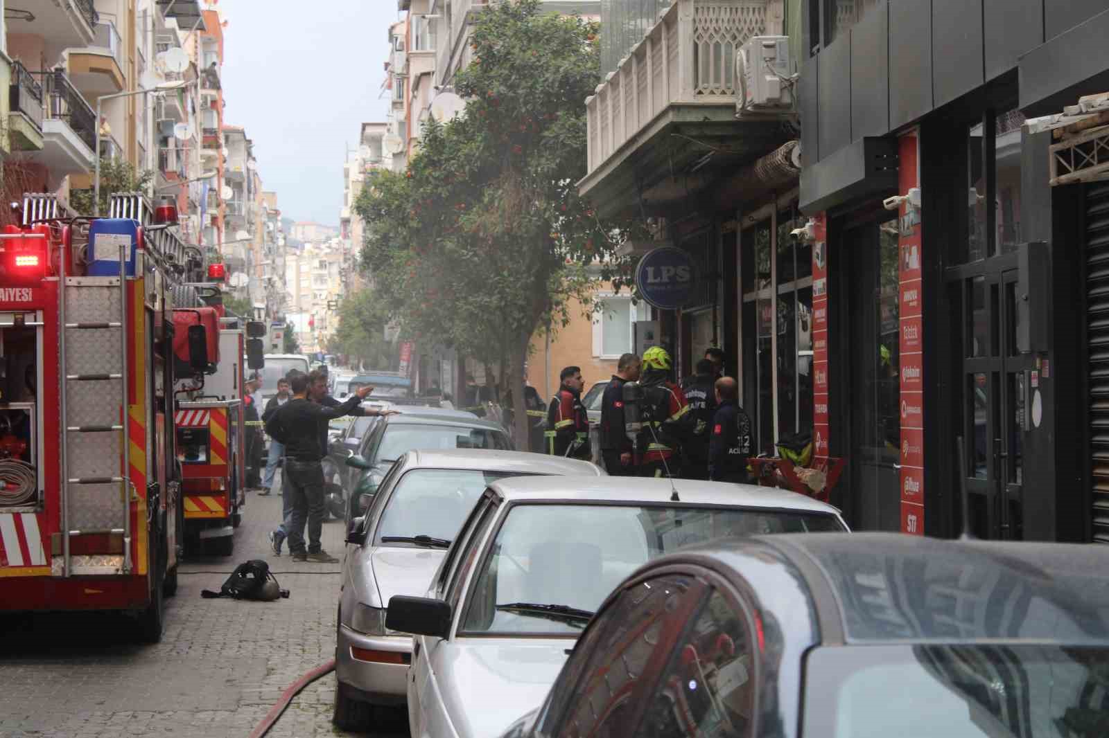 Batarya dükkanında yangın çıktı, bina tahliye edildi
