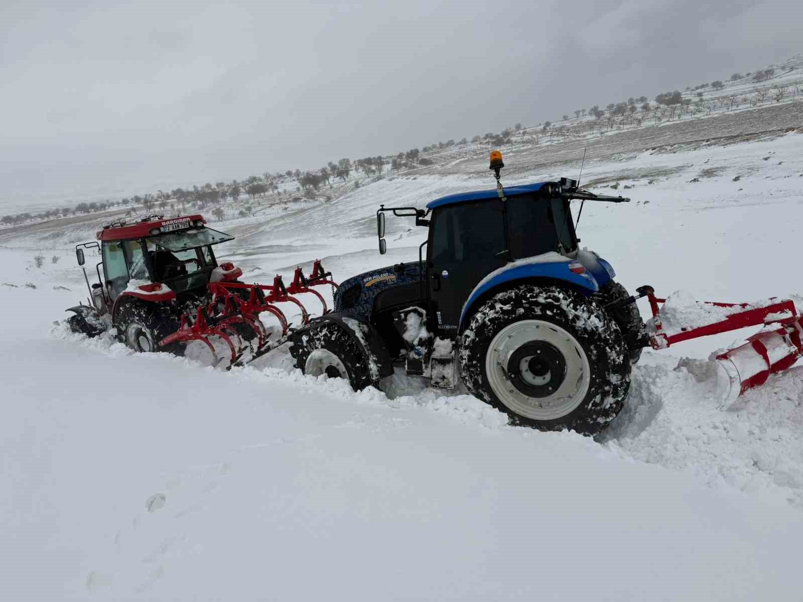 Batman kırsalında yollar kapandı, traktörler kara saplandı
