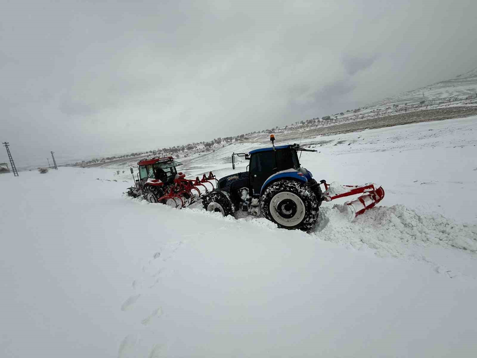 Batman kırsalında yollar kapandı, traktörler kara saplandı
