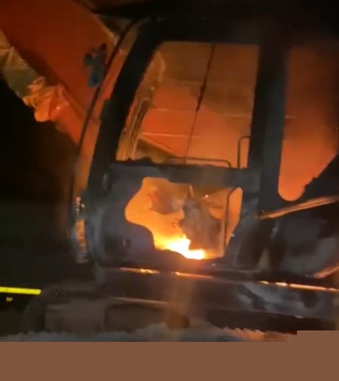 Batman Oymataş OSB şantiyesinde iş makinesi yakıldı
