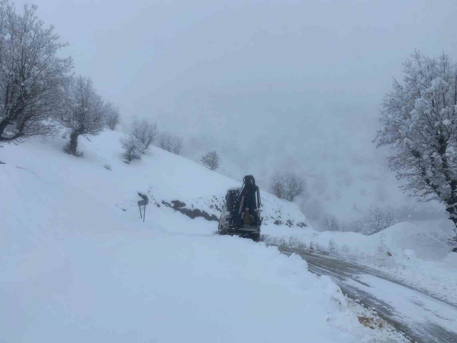 Batman’da 115 yerleşim yerinin yolu kardan kapandı
