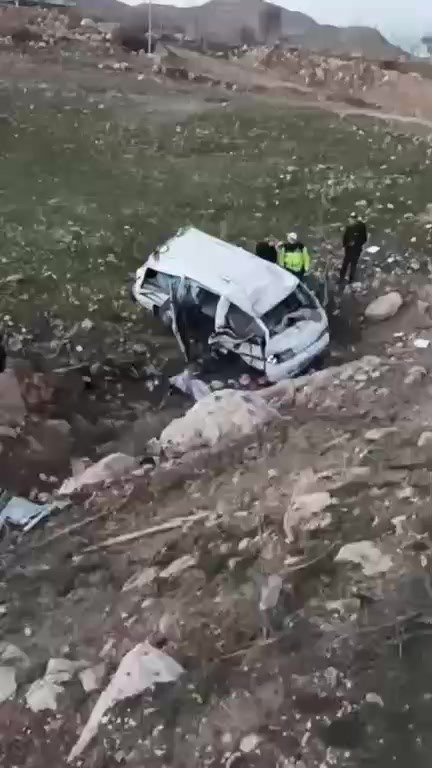 Batman’da araç uçuruma yuvarlandı: 3 ağır yaralı
